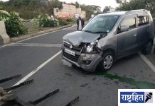 ट्रकच्या धडकेत कार पुलावर आदळली! कारच्या दर्शनी भागाचे नुकसान