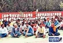 आश्वासन नको! वेतनवाढ द्या, कामगारांचा एल्गार; ठिय्या आंदोलनातून रेटली मागणी: सायंकाळी कंपनी प्रशासनाने विद्युत दिवे केले बंद