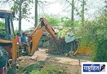 आदिवासी बांधवांचा संसार आला रस्तावर! खापरी ग्रामपंचायतने काढले कोलगावातील अतिक्रमण