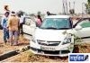 वाहनाच्या धडकेनंतर कार चढली दुभाजकावर! कारचे नुकसान