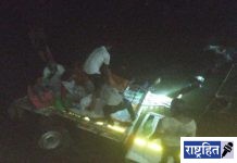 बोलेरो नदीत कोसळली; १ महिला ठार तर १२ प्रवासी जखमी