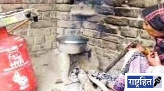 सिलिंडर आवाक्याबाहेर! चुलीवर स्वयंपाक; धुरामुळे महिलांना डोळ्यांचे आजार