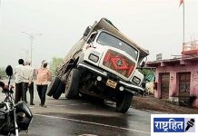 ओव्हरलोड टिप्पर नालीत फसला! रस्त्यावर पडले भगदाड; नुकसान भरपाई कोण देणार?