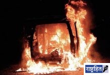 वर्ध्यात रात्री ‘बर्निग कार’चा थरार! डीजे साहित्य जळून खाक; न्यायालय परिसरासमोरील घटना