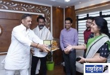 पालकमंत्री सुनील केदार यांच्याहस्ते दिग्दर्शक नागराज मंजुळे यांचा सत्कार! शाल, श्रीफळ, सुतमाला व चरखा भेट