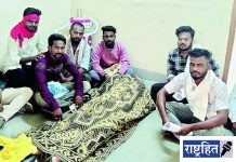 ‘कब्रस्तान’च्या जागेसाठी प्रतिकात्मक ‘मुर्दा आंदोलन’! प्रशासनाचा निषेध नोंदवला; गटविकास अधिकाऱ्यांच्या दालनात ठिय्या