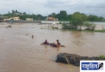 पुरात अडकलेल्या युवकाला वाचविण्यात यश; दोन तासापासून होता खडकाला पकडून! पवनार येथील युवकांच्या मदतीने प्रशासनाने काढले बाहेर