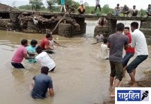 बंधाऱ्याचा केरकचरा काढुन पाण्याला केली वाट मोकळी! श्रमदानातून महापुरानंतर कोल्हापूरी बंधाऱ्याची स्वच्छता