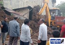 सततधार पाऊसा अगोदर काॅपरेटीव्ह बॅकेची जीर्ण भिंत पाडुन केली मोकळी! वेळीच दखल घेतल्यांने अनर्थ टळला
