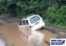 मुसळधार पावसामुळे टी पॉइंट जवळ खड्ड्यात अडकली कार! पवनार ते वर्धा महामार्गावरील घटना