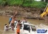 खड्ड्यात अडकलेले वाहन पुराच्या पाण्यात गेले वाहून! जेसीबीच्या साहाय्याने काढले बाहेर