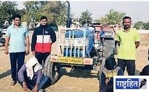 विना रॉयल्टी वाळू वाहतूक भोवली! तिघांवर गुन्हे दाखल करून अटक; वाळू, ट्रॅक्टर, ट्रॉली असा ९.१५ लाखांचा मुद्देमाल केला जप्त