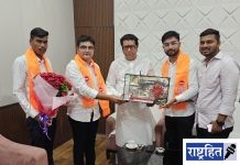 मनसे अध्यक्ष राज ठाकरे यांना सेवाग्राम येथील चरख्याची प्रतिकृती भेट