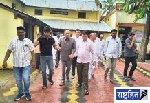 विद्यार्थ्यांनो आई-वडिलांची सेवा, गुरुजनांचा आदर करा : माजी खासदार दत्ताजी मेघे ; ८० वर्षांनंतर बालपणीच्या शाळेला भेट ! पाच लाखांची मदत, दरवर्षी एक लाख देण्याची घोषणा