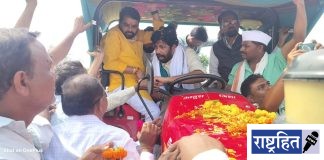 साडीचा पदर फाडून महिलेने बांधले बच्चू कडूंना ‘कर्जमाफीचे बंधन’ ; महाएल्गार मोर्चात उसळला शेतकऱ्यांचा आक्रोश ! पवनारमध्ये भावनांचा उफाळा