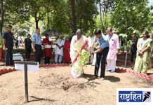 सेवाग्रामात राष्ट्रपतींचे आगमन ; बापूंच्या स्मृतींना अभिवादन ! बापुकुटीत प्रार्थना, बेल वृक्षाचे रोपण