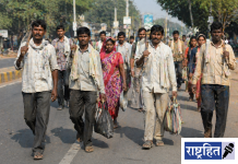 सोशलिस्ट चौकात रोज उभा राहतो ‘उदरनिर्वाहाचा जुगार’; घाम गाळणाऱ्यांच्या नशिबी प्रतीक्षेचीच रांग ! अनिश्चिततेत जगणारे आयुष्य