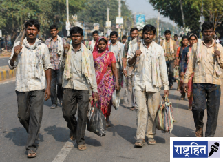 सोशलिस्ट चौकात रोज उभा राहतो ‘उदरनिर्वाहाचा जुगार’; घाम गाळणाऱ्यांच्या नशिबी प्रतीक्षेचीच रांग ! अनिश्चिततेत जगणारे आयुष्य